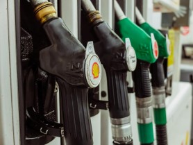 ULTIMA ORĂ // Vești bune pentru șoferi. Benzina și motorina se IEFTINESC